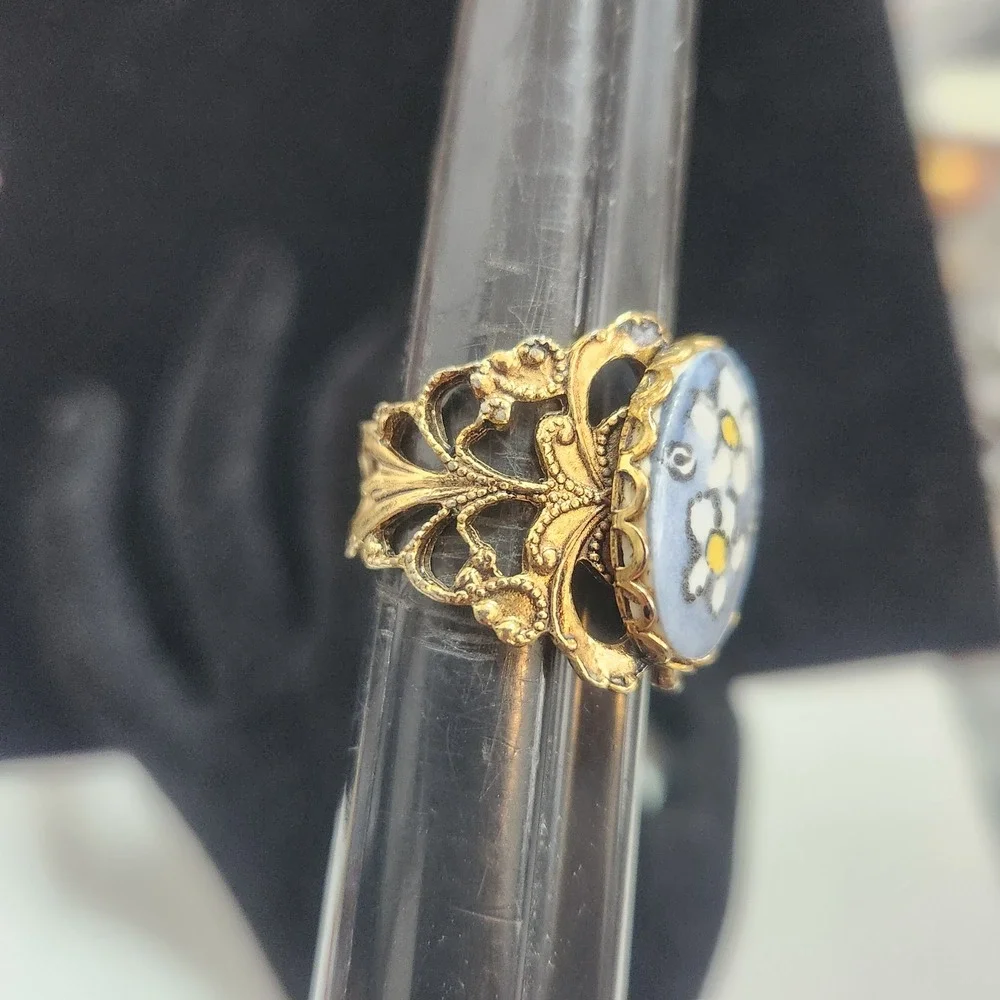 Vintage Gold Tone Filigree Daisy Porcelain Cabochon Ring Blue Floral Size‎ 7.5